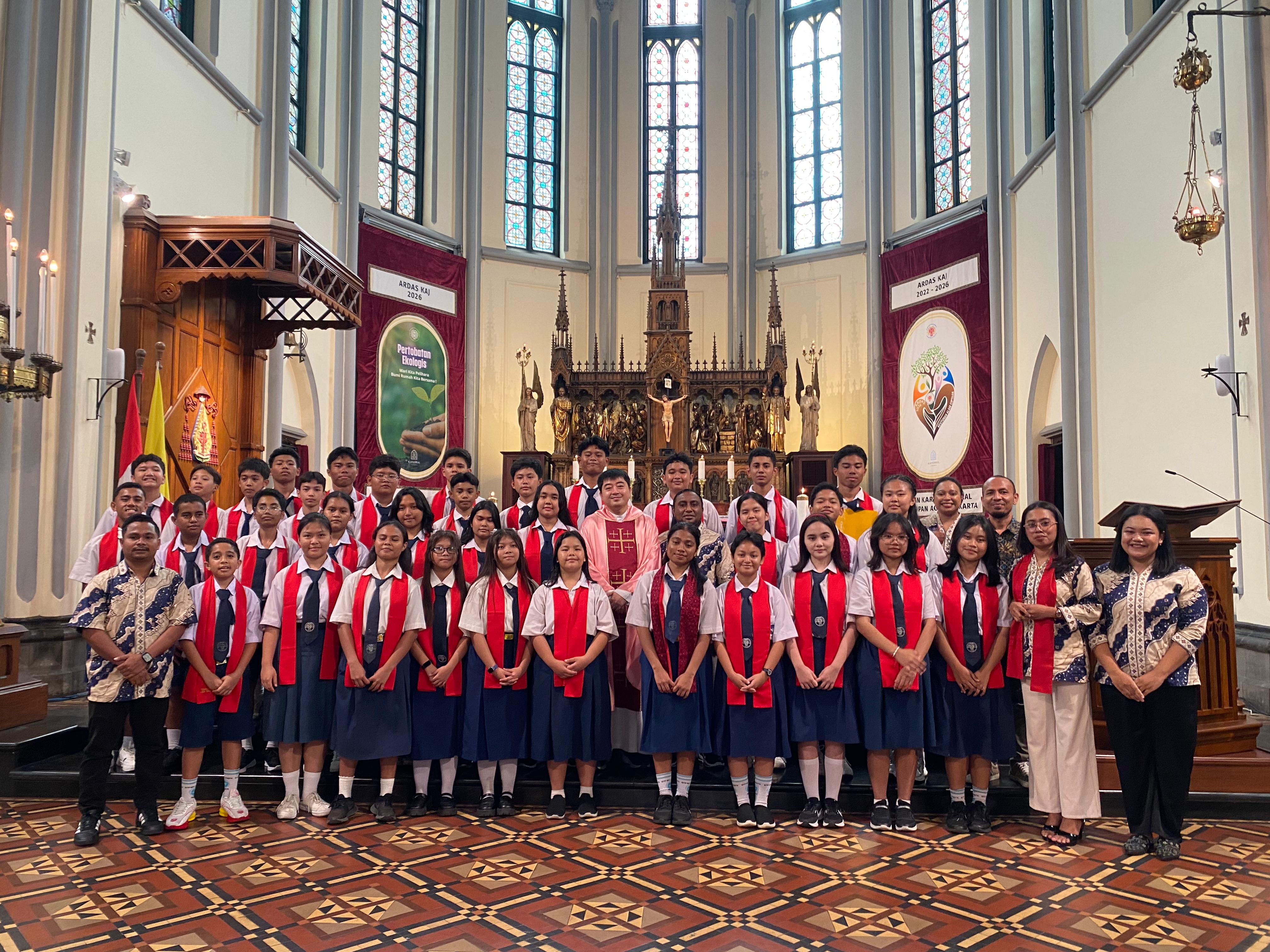 Bernyanyi untuk Melayani : Harmoni Paduan Suara SMP Sint Joseph Menggema di Gereja Katedral Jakarta